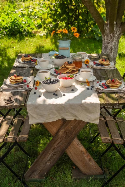 Domácí palačinky s maliny, borůvkami a medem — Stock fotografie