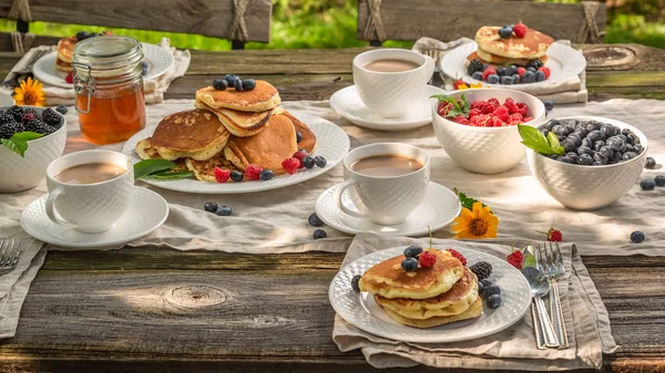 Deliciosos panqueques con arándanos frescos y miel — Foto de Stock