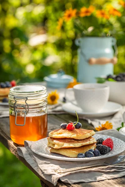 フレッシュブルーベリーと蜂蜜のフレッシュパンケーキ — ストック写真