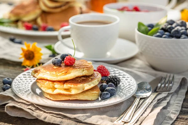 Panqueques frescos con frambuesas, arándanos y miel — Foto de Stock