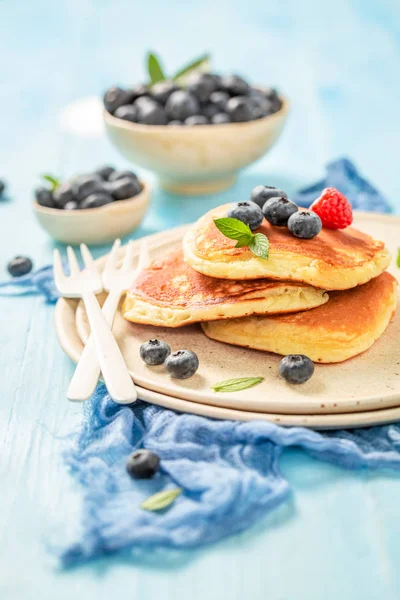Amerikkalainen pannukakkuja aamiaiseksi aamulla sinisellä pöydällä — kuvapankkivalokuva