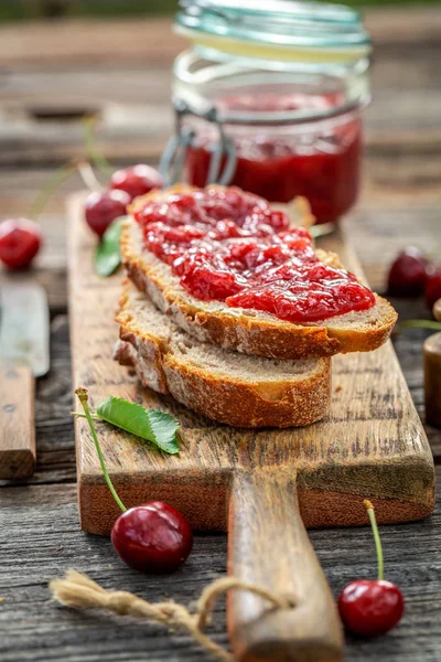 Primer plano de sándwich dulce con mermelada de cerezas —  Fotos de Stock