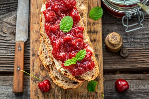 Fruitige sandwich met jam gemaakt van kersen — Stockfoto