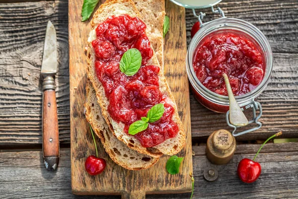 Zelfgemaakte sandwich met jam gemaakt van kersen — Stockfoto