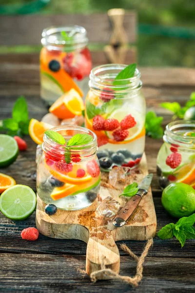 Primo piano di limonata sana con mescolanza di agrumi — Foto Stock