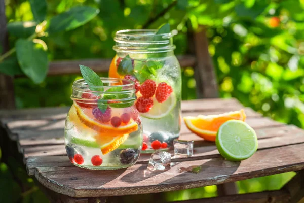 Primer plano de limonada con mezcla de frutas en verano — Foto de Stock