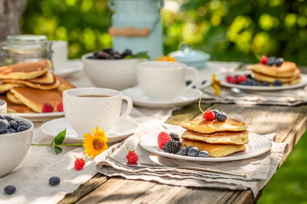 Panqueques frescos para el desayuno en el jardín soleado — Foto de Stock