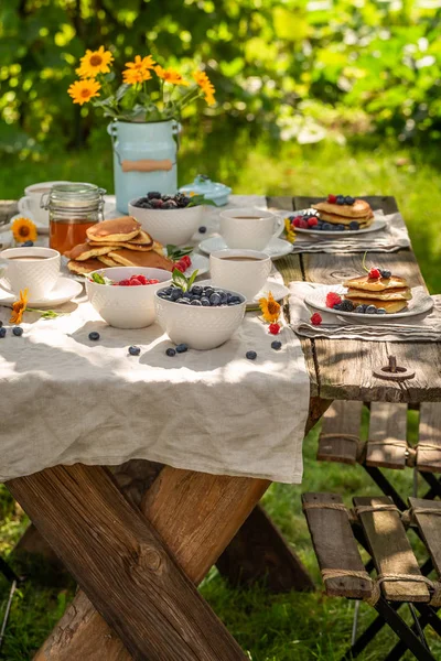 Užijte si palačinky na snídani ve slunné zahradě — Stock fotografie