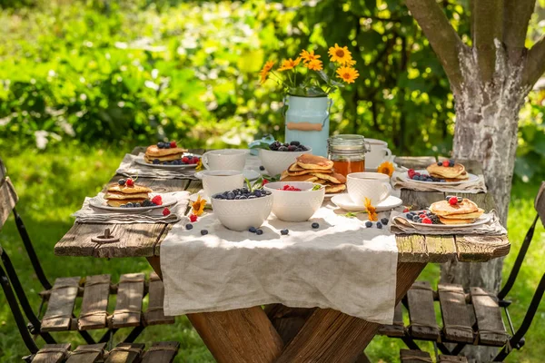 Delicious pancakes with fresh blueberries and honey — Stock Photo, Image