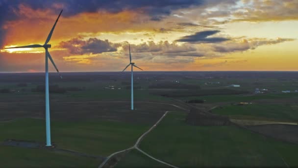 Sahada günbatımı Rüzgar türbinleri ile çarpıcı havadan görünümü — Stok video