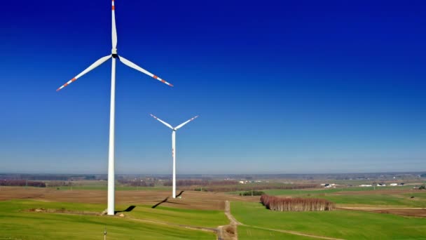 Белые ветряные турбины в поле, вид с воздуха, Польша — стоковое видео
