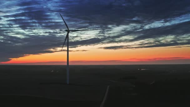Alacakaranlıkta rüzgar türbinlerinin havadan görünümü, Polonya — Stok video