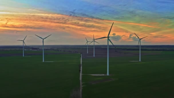 Impressionantes turbinas eólicas ao entardecer, vista aérea, Polónia — Vídeo de Stock