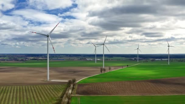 Witte windturbines als alternatieve energie, vanuit de lucht bekeken, Polen — Stockvideo