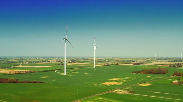 Éoliennes brûlées avec ciel bleu sur un champ vert, vue aérienne — Video