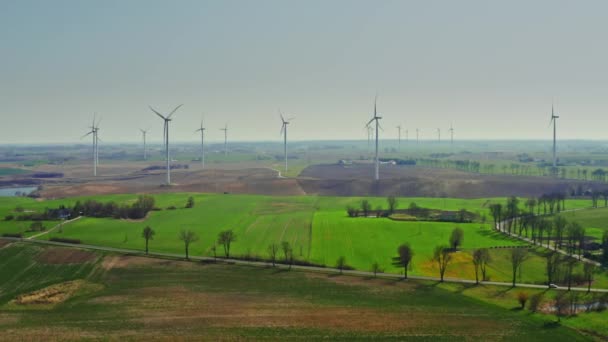 Windkraftanlage auf Frühlingsfeld bei sonnigem Tag — Stockvideo