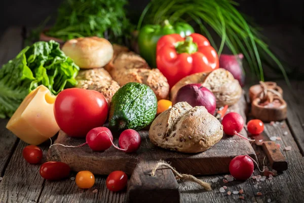 Préparation savoureuse pour le sandwich au petit déjeuner de printemps — Photo