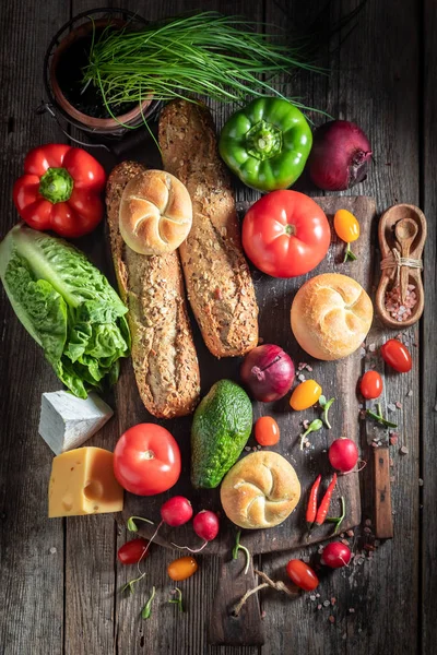 Friske ingredienser til smørbrød med grønnsaker, ost og urter – stockfoto