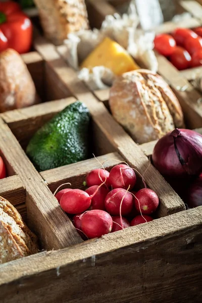 Smakelijke ingrediënten voor sandwich met groenten, kaas en kruiden — Stockfoto