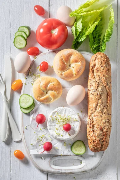 Terveellinen valmistelu voileipään juustolla, tomaatilla ja retiisillä — kuvapankkivalokuva