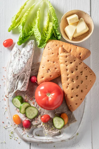 Peynir, domates ve turp ile sandviç için lezzetli malzemeler — Stok fotoğraf