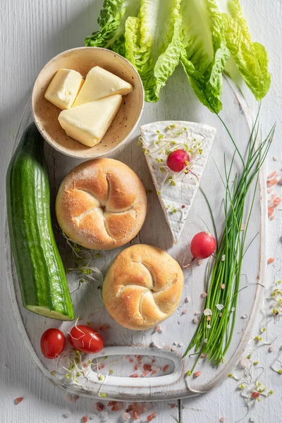 Ingredientes deliciosos para sanduíche com legumes, queijo e ervas — Fotografia de Stock