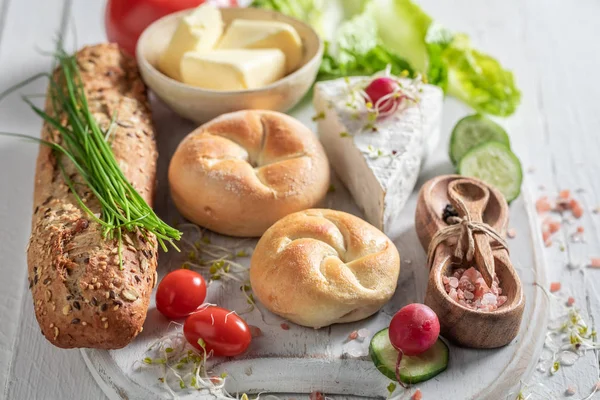 Zelfgemaakte bereiding voor sandwich met kaas, tomaat en radijs — Stockfoto