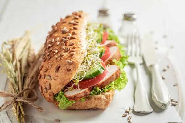 Házi készítésű szendvics sült csirkével, fejes salátával és paradicsommal — Stock Fotó