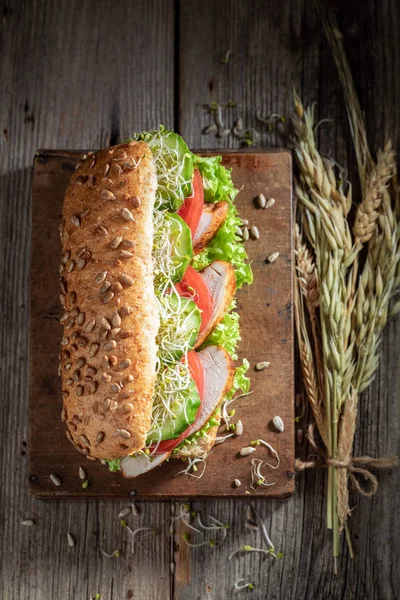Sanduíche saudável com frango grelhado, tomate e pepino — Fotografia de Stock