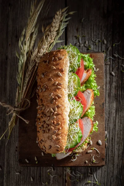 Sanduíche saboroso com frango assado, alface e tomate — Fotografia de Stock