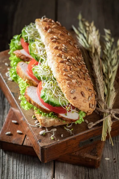 Sanduíche delicioso com frango assado, alface e tomate — Fotografia de Stock