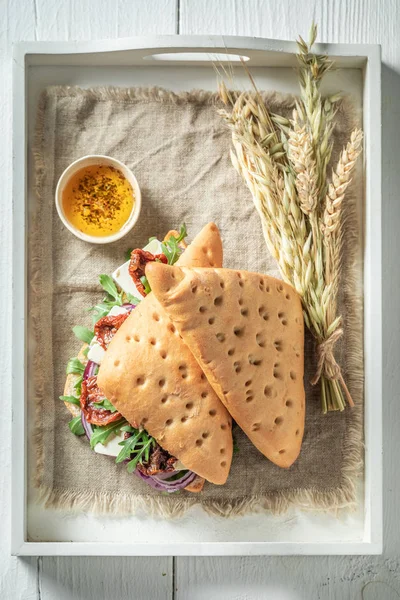 Здоровий бутерброд з руколою, сушеними помідорами та сиром — стокове фото