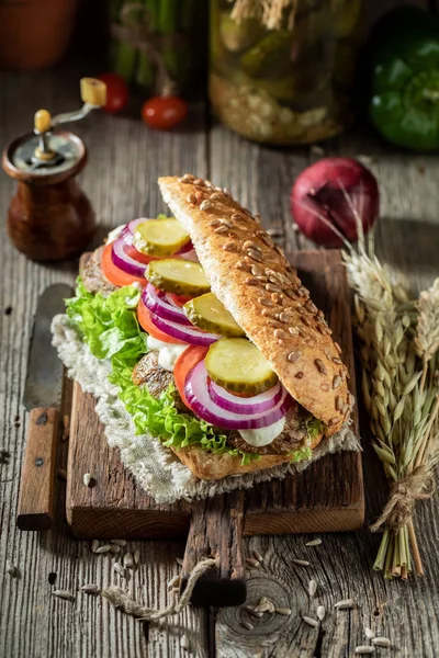 Friss szendvics sült sertésfélnyakkal, uborka, hagyma — Stock Fotó