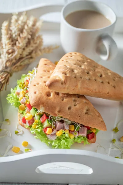 Νόστιμο σάντουιτς με σαλάτα, πιπέρι, μαρούλι, καλαμπόκι και ζαμπόν — Φωτογραφία Αρχείου