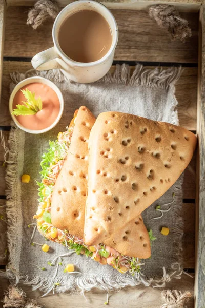 Sanduíche caseiro com alface, pimenta, milho e presunto — Fotografia de Stock