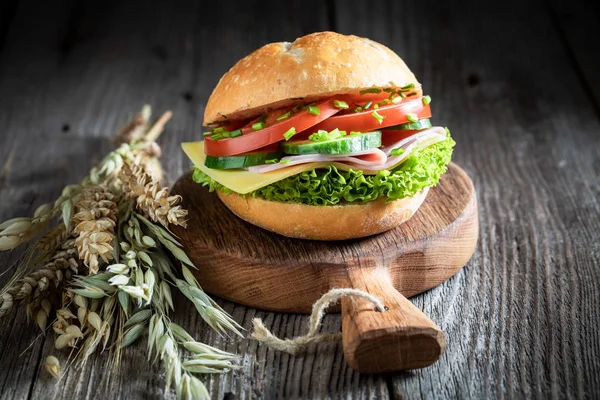 Sanduíche fresco com alface, tomate e presunto — Fotografia de Stock