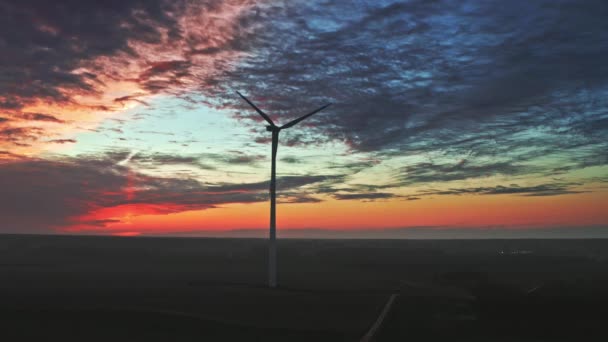 Větrné turbíny za soumraku, Letecký pohled, Polsko — Stock video