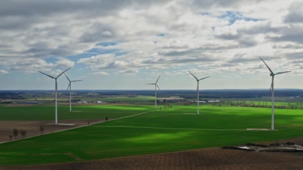 Volando por encima de las turbinas eólicas como energía alternativa, Polonia — Vídeo de stock