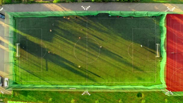 サッカー選手がプレーするスポーツフィールドの航空写真 — ストック動画