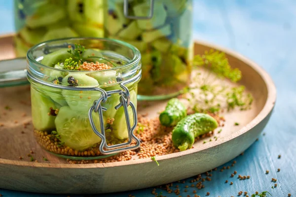 Närbild av hemlagad konserverad gurka på blått bord — Stockfoto