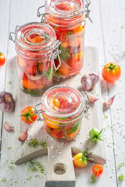 Zubereitung für frisch eingelegte rote Tomaten auf Holztisch — Stockfoto