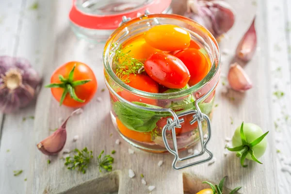 Nahaufnahme hausgemachter eingelegter roter Tomaten im Glas — Stockfoto
