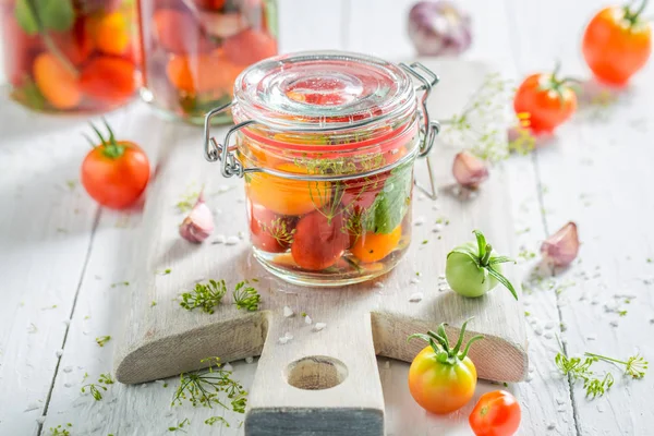 Verse ingrediënten voor ingeblikte rode tomaten in pot — Stockfoto