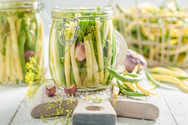 Närbild av ingredienser för konserverade gröna och gula bönor — Stockfoto