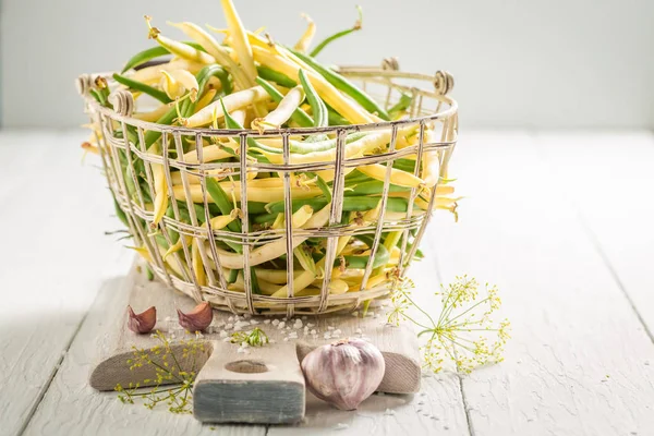 Beredning för inlagda gula och gröna bönor i korg — Stockfoto