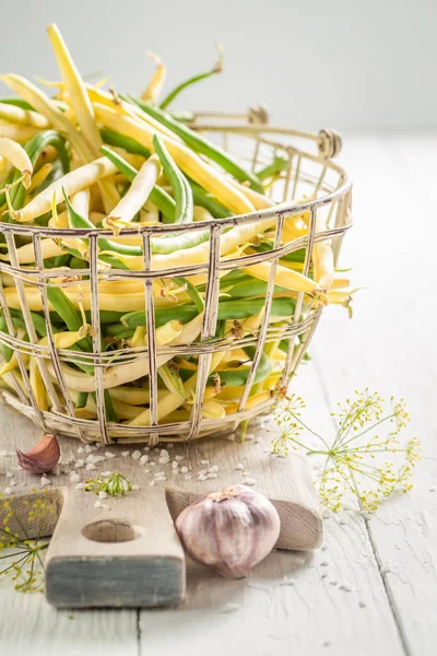 Gula och gröna bönor i gammal korg — Stockfoto