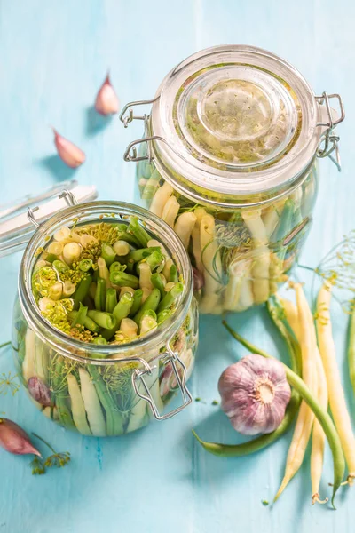 Närbild av konserverade gröna och gula bönor i burk — Stockfoto