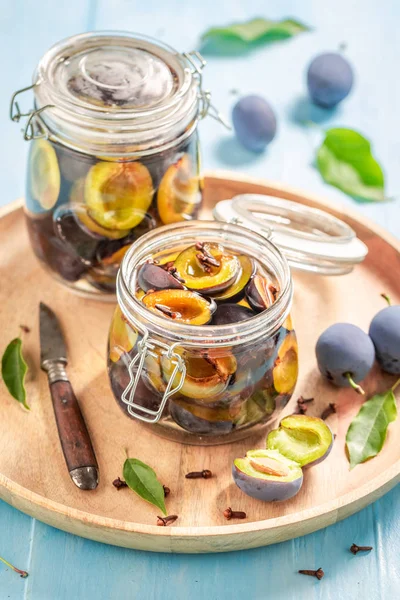 Voorbereiding voor ingebeelde paarse pruimen in de Jaron blauwe tafel — Stockfoto