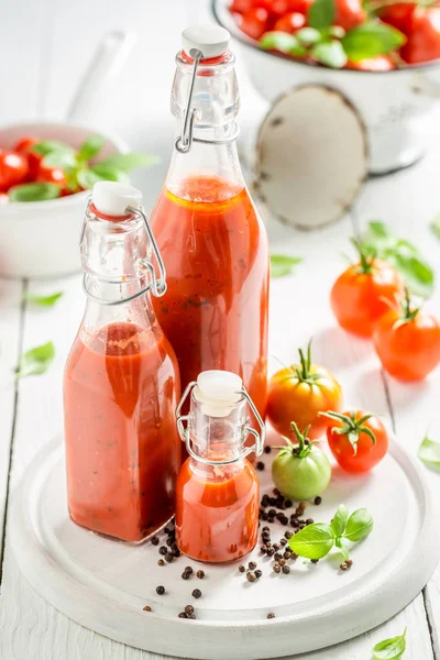 Close-up van verse ingrediënten voor ketchup gemaakt van tomaten — Stockfoto