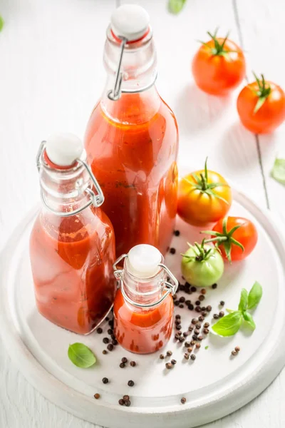 Rode en kruidige passata bereid uit tomaten op witte tafel — Stockfoto